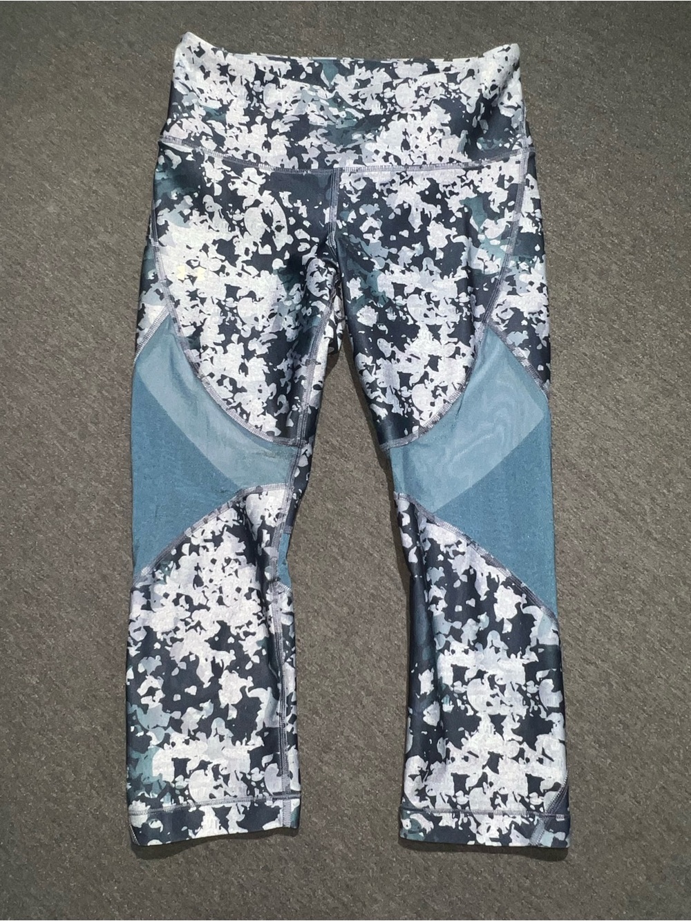 Under Armour Women's Blue Camo Ankle Cropped Leggings